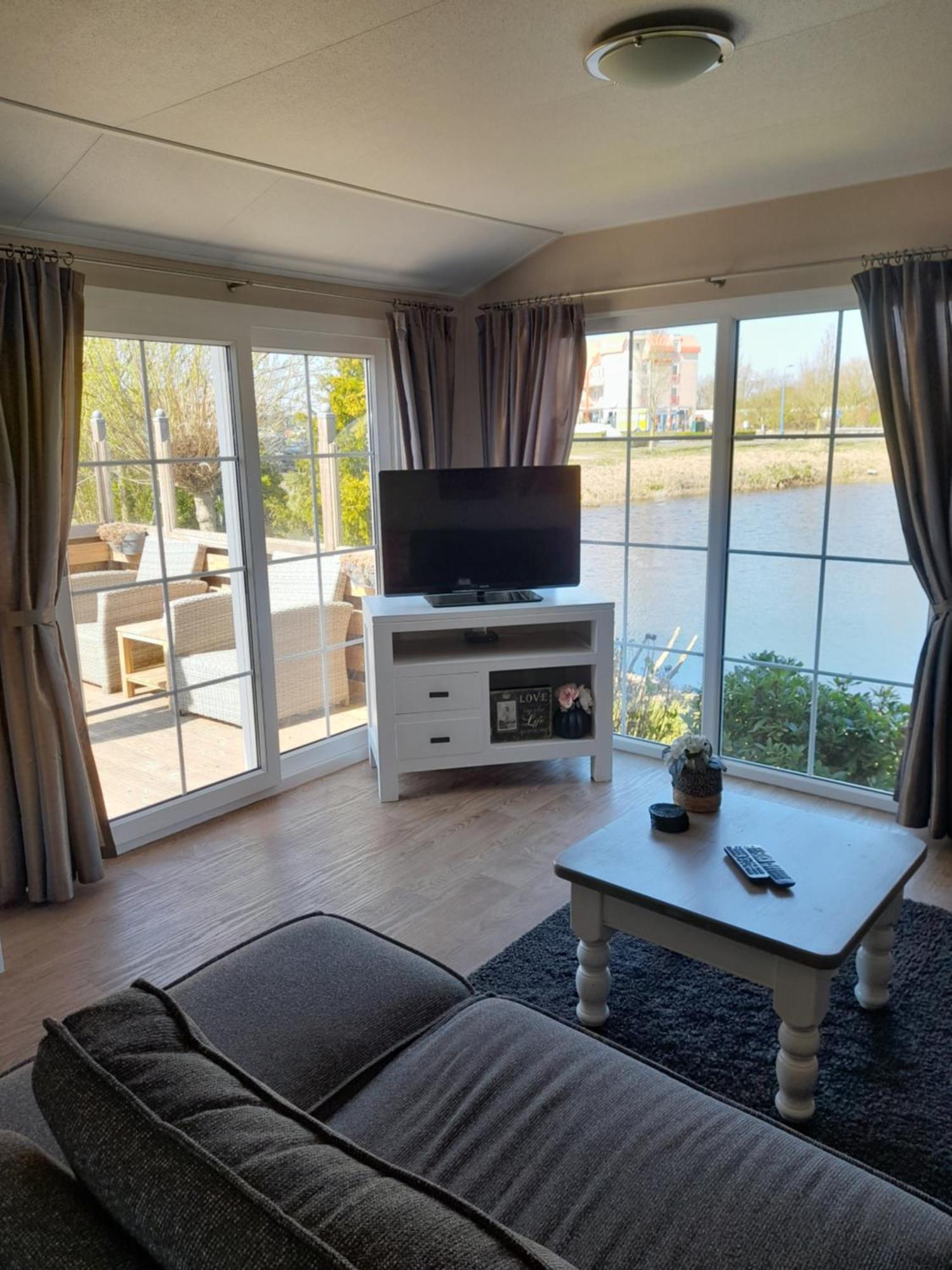 Chalet Makkum C99B Met Prive Gelegen Tuin Aan Het Water Zewnętrze zdjęcie