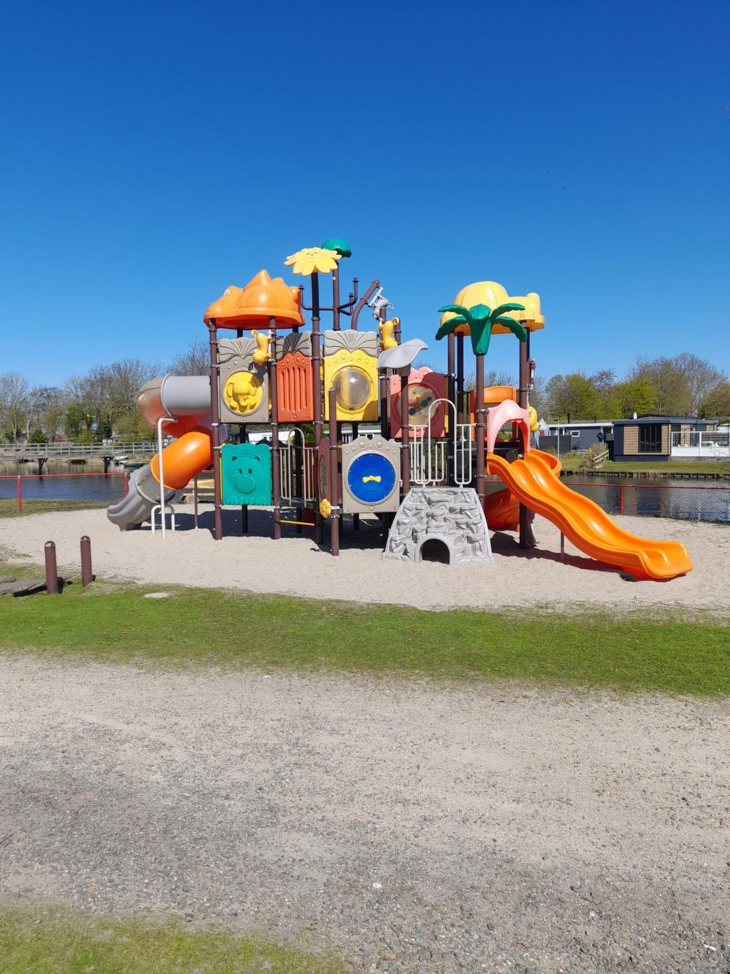 Chalet Makkum C99B Met Prive Gelegen Tuin Aan Het Water Zewnętrze zdjęcie